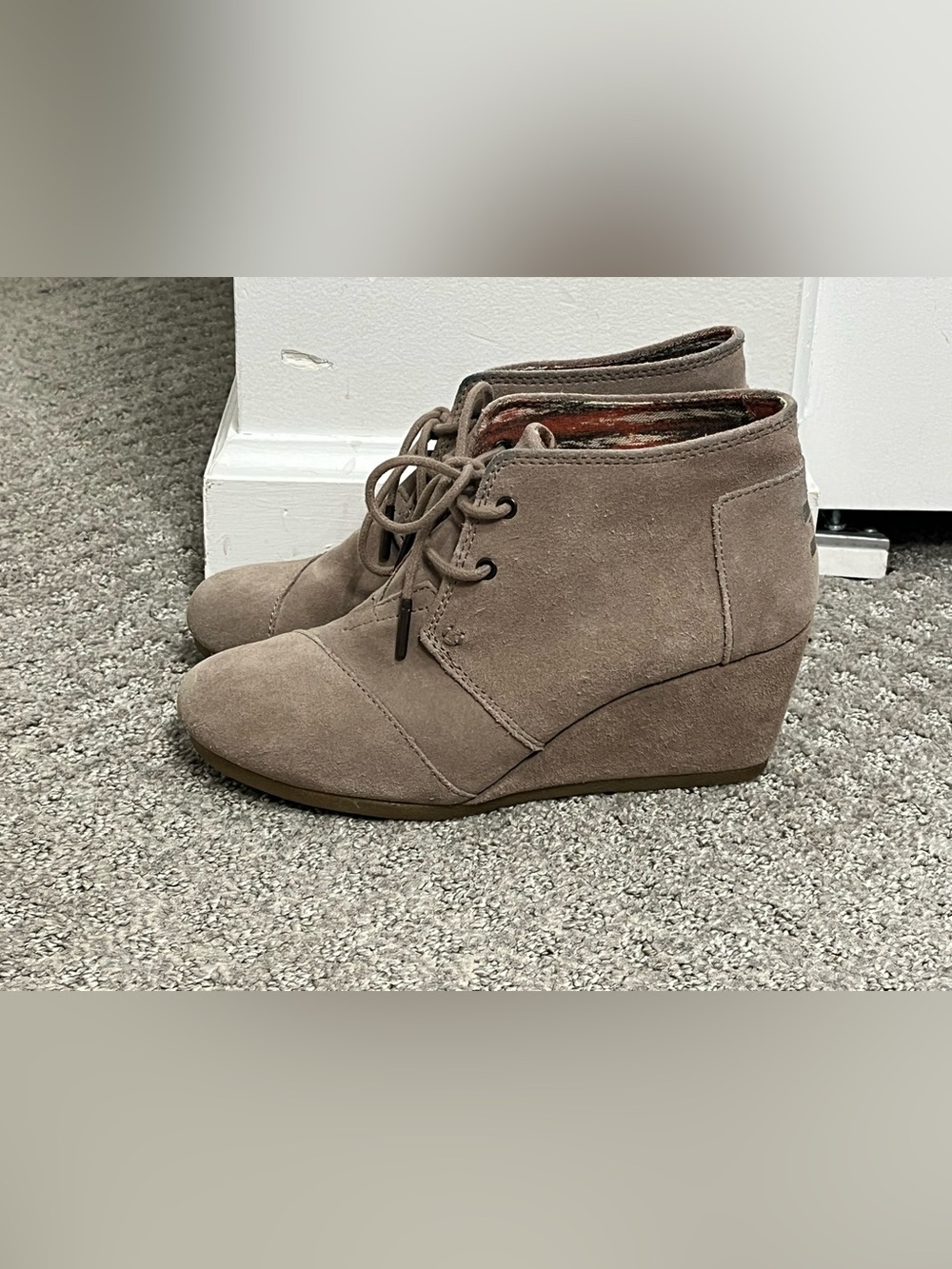 Toms Womens Suede Desert Ankle Boots Taupe Wedge Heels Lace Up Size 7.5
